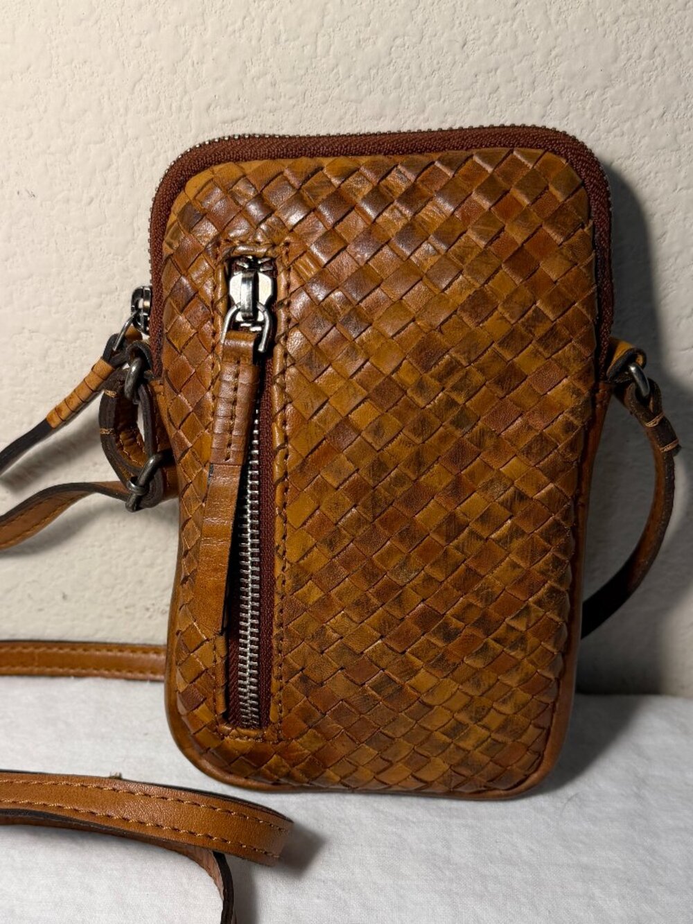 Wild West Los Angeles Woven Leather Crossbody Phone Bag Cognac Brown Minimalist - Picture 14 of 14